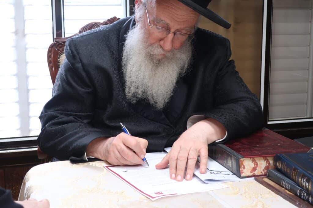 בעקבות גל פעילות מיסיונרית רב היקף רבנים וגדולי תורה מצטרפים לקריאת יד לאחים: להזהיר גדולים על הקטנים במיוחד בימי בין הזמנים