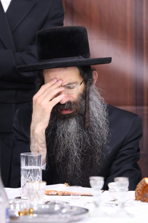 גלריה: האדמו"ר מסטריקוב עלה לציון זקנו וערך את שולחנו