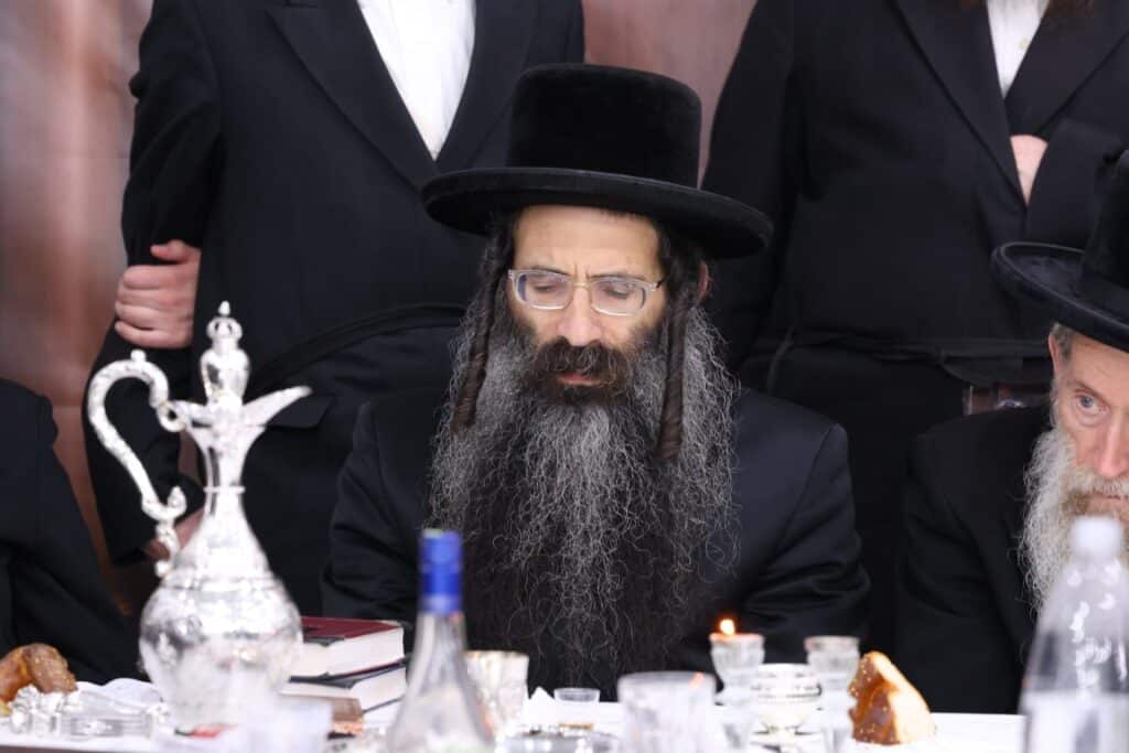 גלריה: האדמו"ר מסטריקוב עלה לציון זקנו וערך את שולחנו