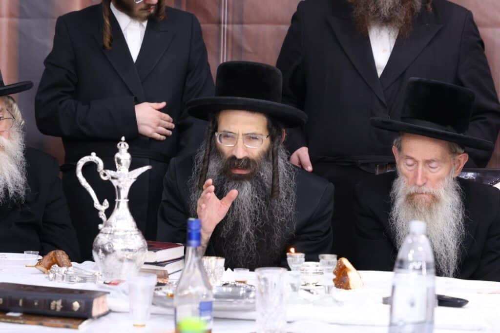 גלריה: האדמו"ר מסטריקוב עלה לציון זקנו וערך את שולחנו