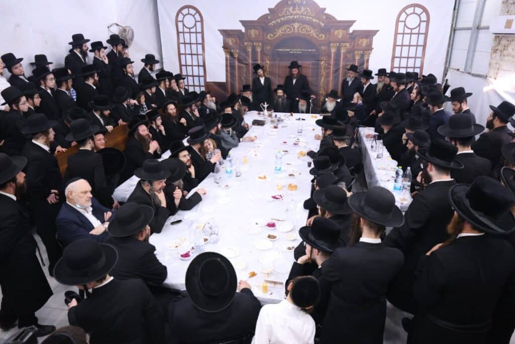 גלריה: האדמו"ר מסטריקוב עלה לציון זקנו וערך את שולחנו