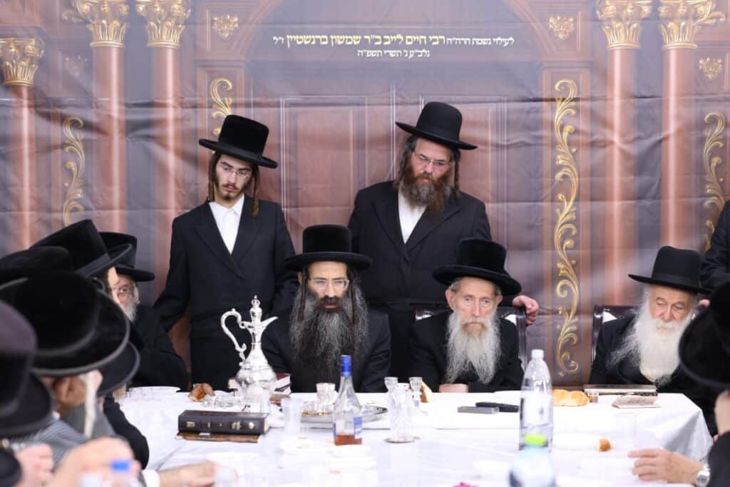 גלריה: האדמו"ר מסטריקוב עלה לציון זקנו וערך את שולחנו