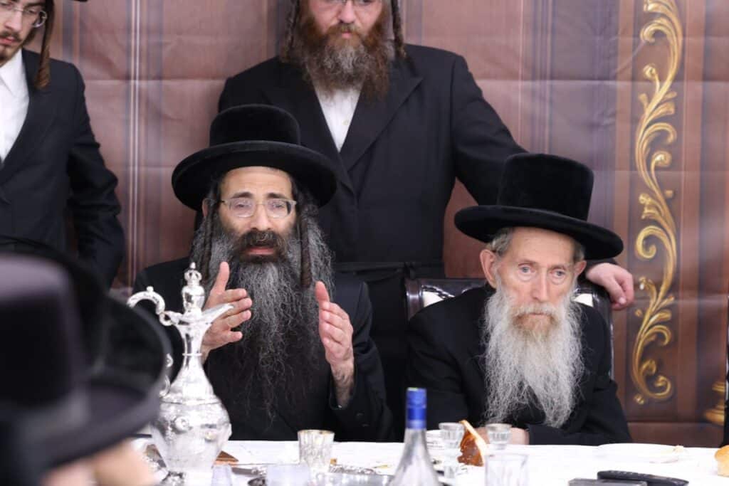 גלריה: האדמו"ר מסטריקוב עלה לציון זקנו וערך את שולחנו