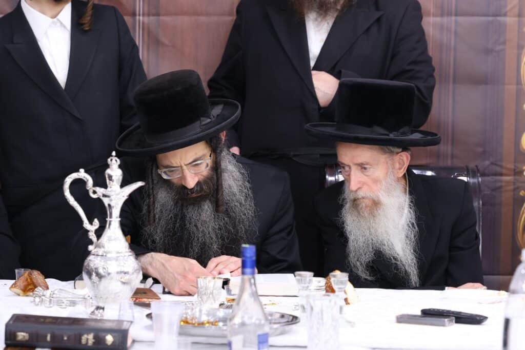 גלריה: האדמו"ר מסטריקוב עלה לציון זקנו וערך את שולחנו