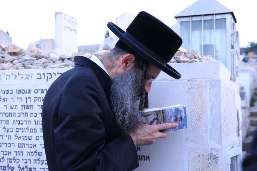 גלריה: האדמו"ר מסטריקוב עלה לציון זקנו וערך את שולחנו