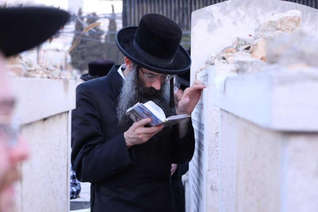 גלריה: האדמו"ר מסטריקוב עלה לציון זקנו וערך את שולחנו