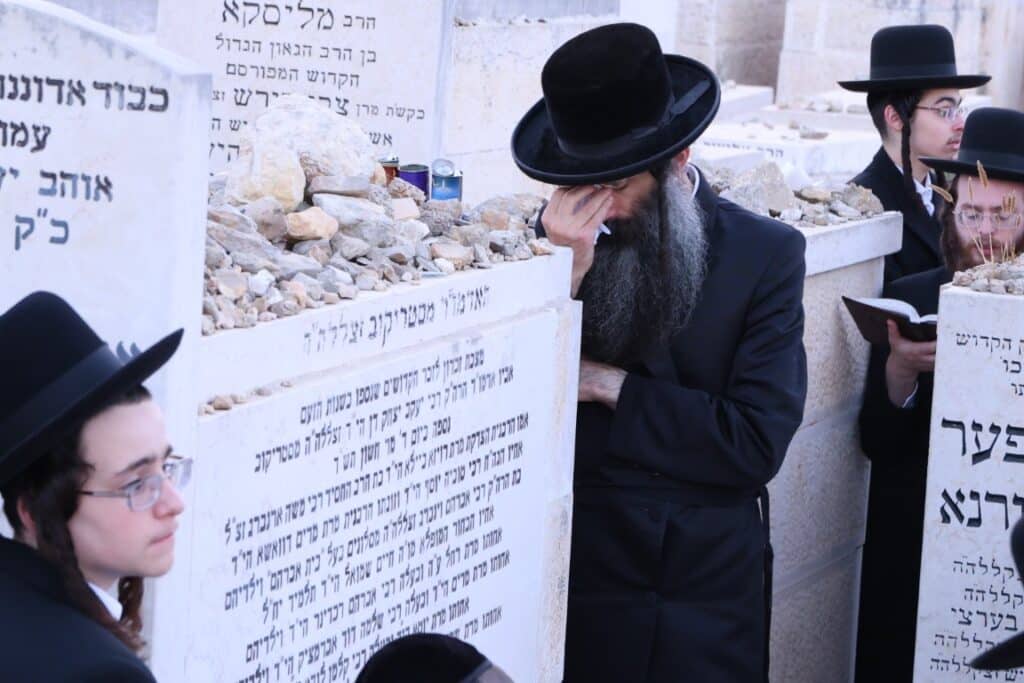 גלריה: האדמו"ר מסטריקוב עלה לציון זקנו וערך את שולחנו