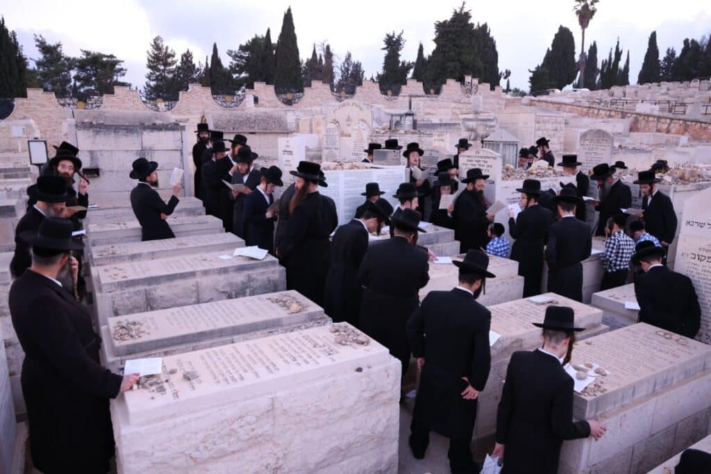 גלריה: האדמו"ר מסטריקוב עלה לציון זקנו וערך את שולחנו