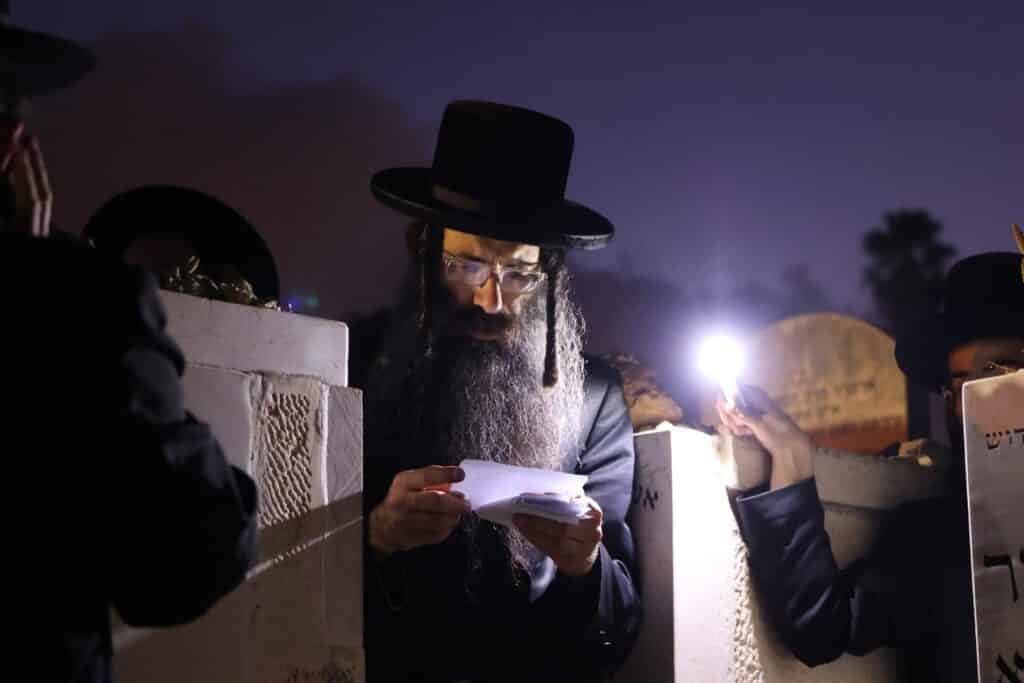 גלריה: האדמו"ר מסטריקוב עלה לציון זקנו וערך את שולחנו