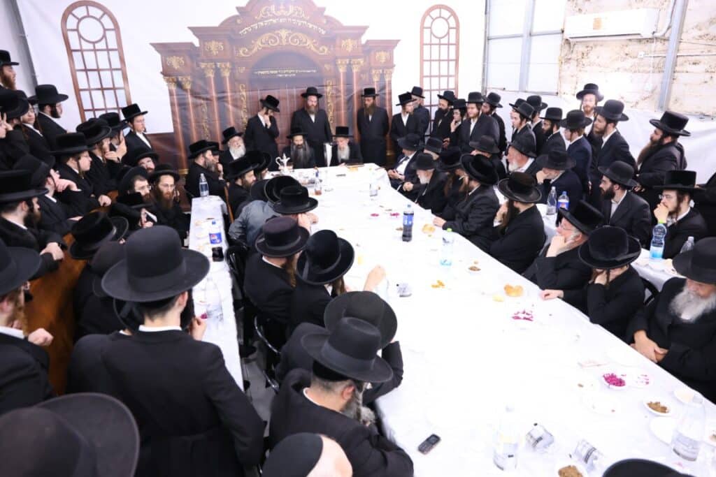 גלריה: האדמו"ר מסטריקוב עלה לציון זקנו וערך את שולחנו