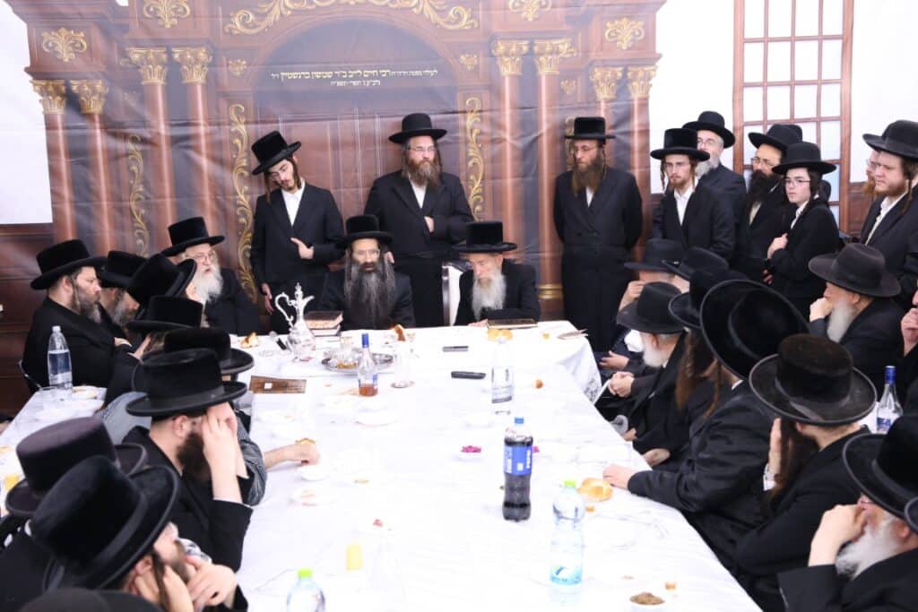 גלריה: האדמו"ר מסטריקוב עלה לציון זקנו וערך את שולחנו