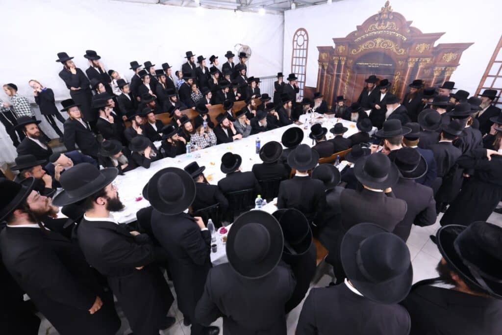 גלריה: האדמו"ר מסטריקוב עלה לציון זקנו וערך את שולחנו