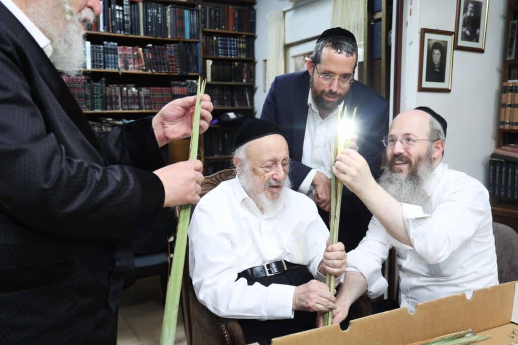 בערב שבת שובה: ראש הישיבה בבחירת ארבעת המינים