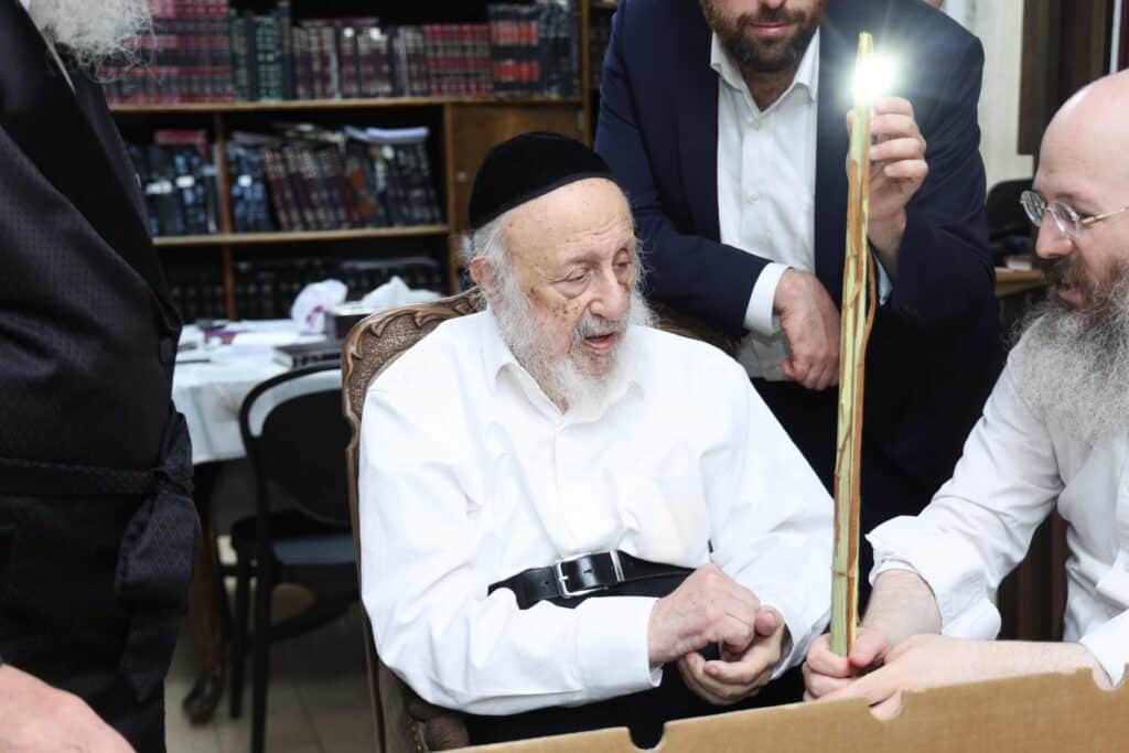 בערב שבת שובה: ראש הישיבה בבחירת ארבעת המינים