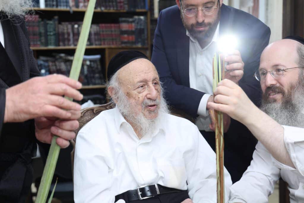 בערב שבת שובה: ראש הישיבה בבחירת ארבעת המינים