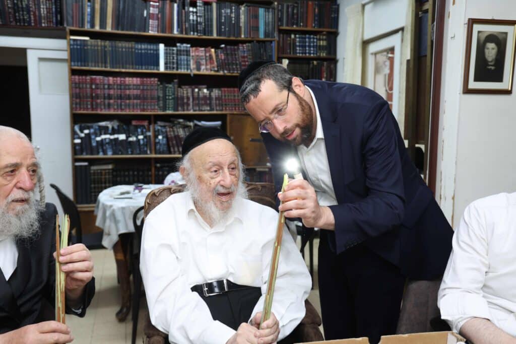 בערב שבת שובה: ראש הישיבה בבחירת ארבעת המינים