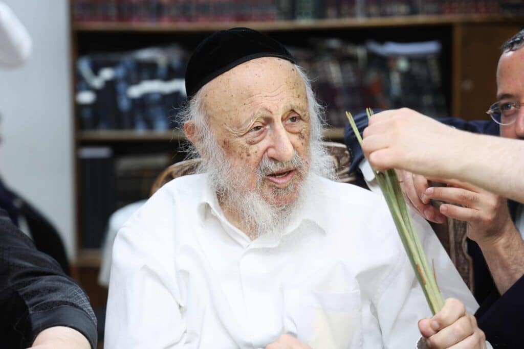 בערב שבת שובה: ראש הישיבה בבחירת ארבעת המינים