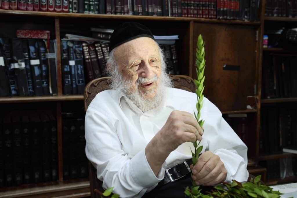 בערב שבת שובה: ראש הישיבה בבחירת ארבעת המינים