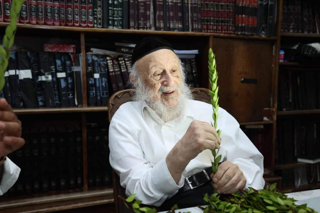 בערב שבת שובה: ראש הישיבה בבחירת ארבעת המינים