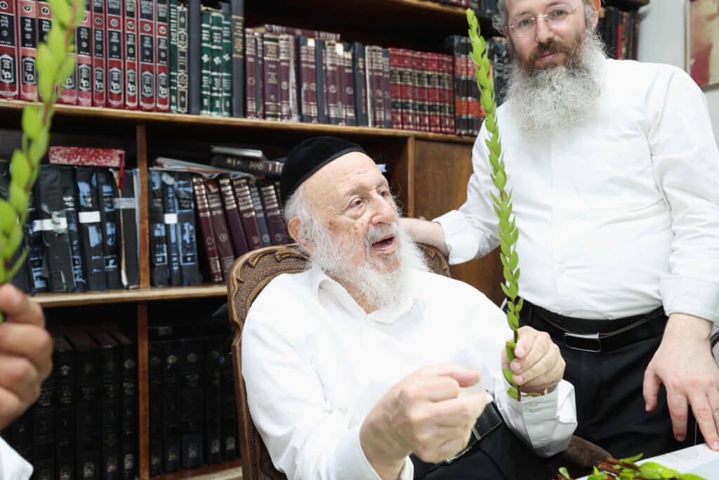 בערב שבת שובה: ראש הישיבה בבחירת ארבעת המינים