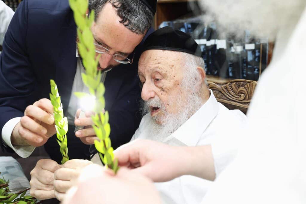 בערב שבת שובה: ראש הישיבה בבחירת ארבעת המינים