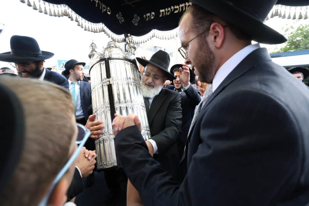 בישיבת הקיבוץ חגגו הכנסת ספר תורה חדש להיכל הישיבה