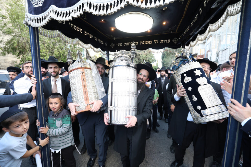 בישיבת הקיבוץ חגגו הכנסת ספר תורה חדש להיכל הישיבה