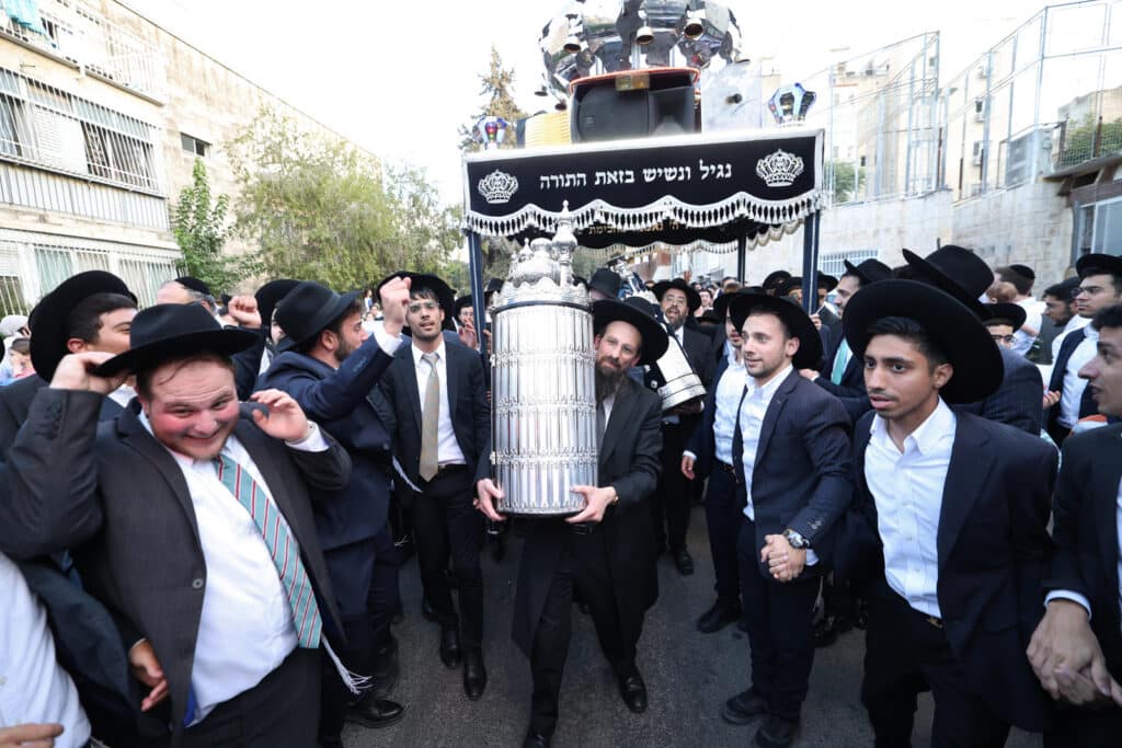 בישיבת הקיבוץ חגגו הכנסת ספר תורה חדש להיכל הישיבה