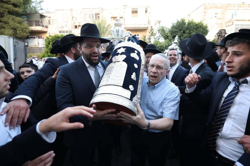 בישיבת הקיבוץ חגגו הכנסת ספר תורה חדש להיכל הישיבה