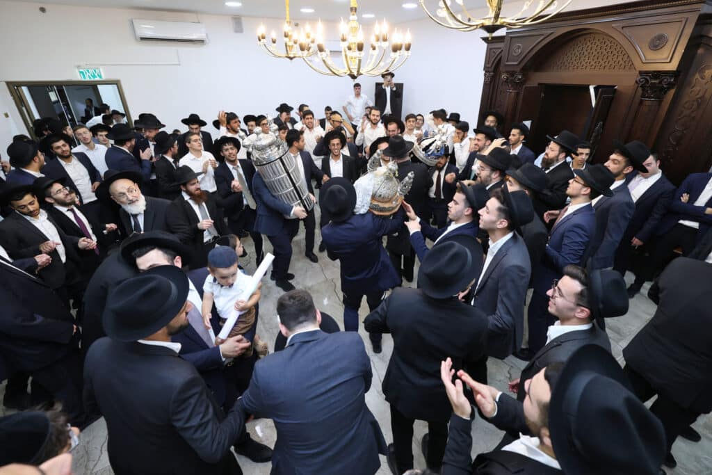 בישיבת הקיבוץ חגגו הכנסת ספר תורה חדש להיכל הישיבה