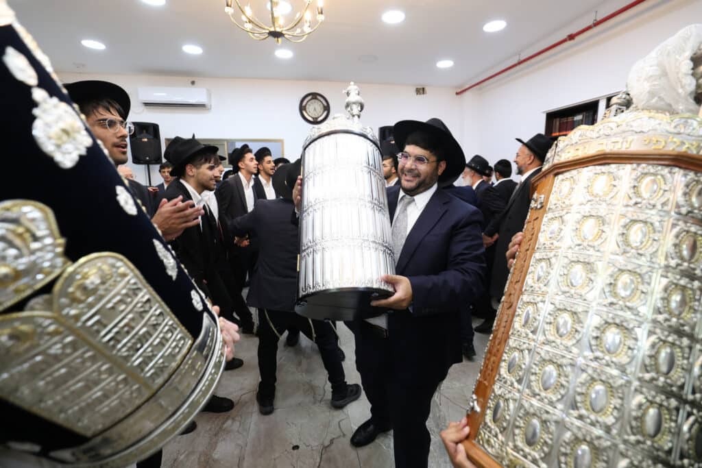 בישיבת הקיבוץ חגגו הכנסת ספר תורה חדש להיכל הישיבה