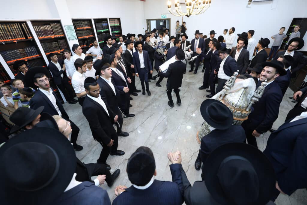 בישיבת הקיבוץ חגגו הכנסת ספר תורה חדש להיכל הישיבה