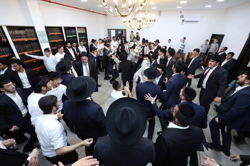 בישיבת הקיבוץ חגגו הכנסת ספר תורה חדש להיכל הישיבה