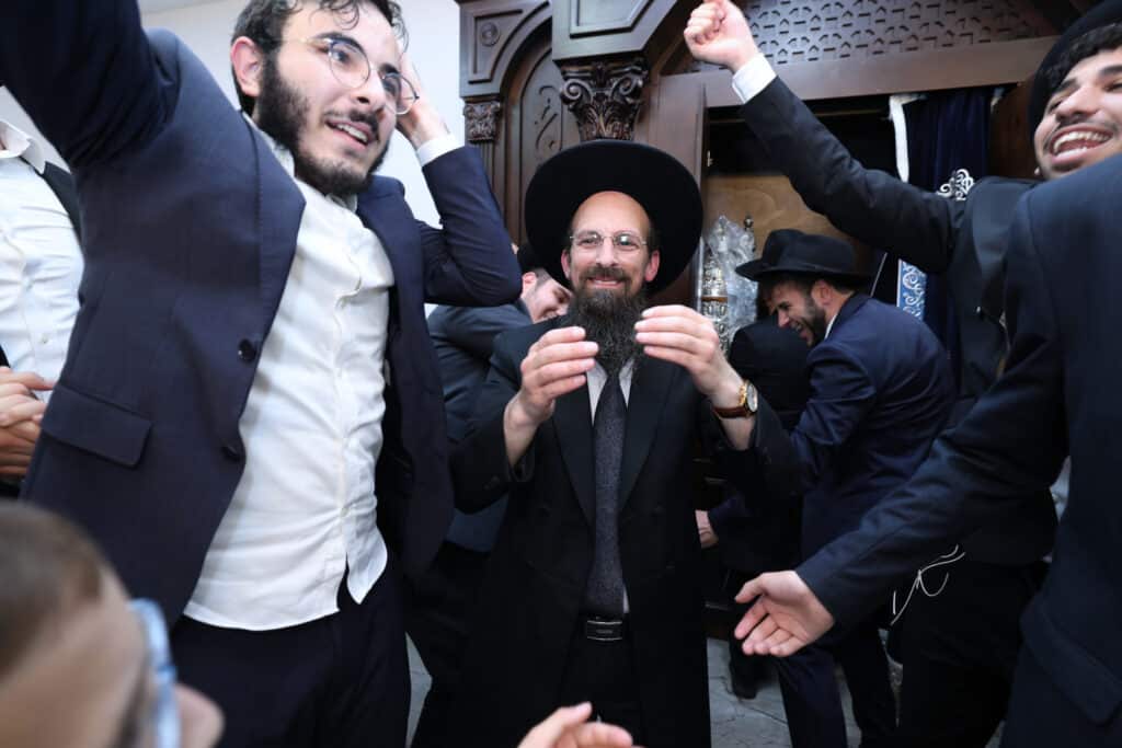 בישיבת הקיבוץ חגגו הכנסת ספר תורה חדש להיכל הישיבה