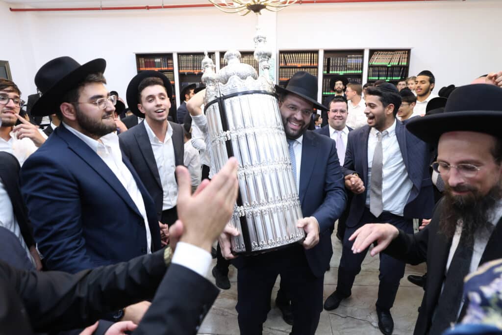 בישיבת הקיבוץ חגגו הכנסת ספר תורה חדש להיכל הישיבה