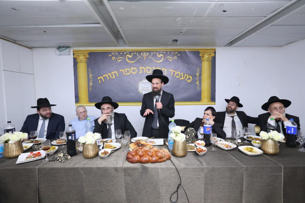 בישיבת הקיבוץ חגגו הכנסת ספר תורה חדש להיכל הישיבה