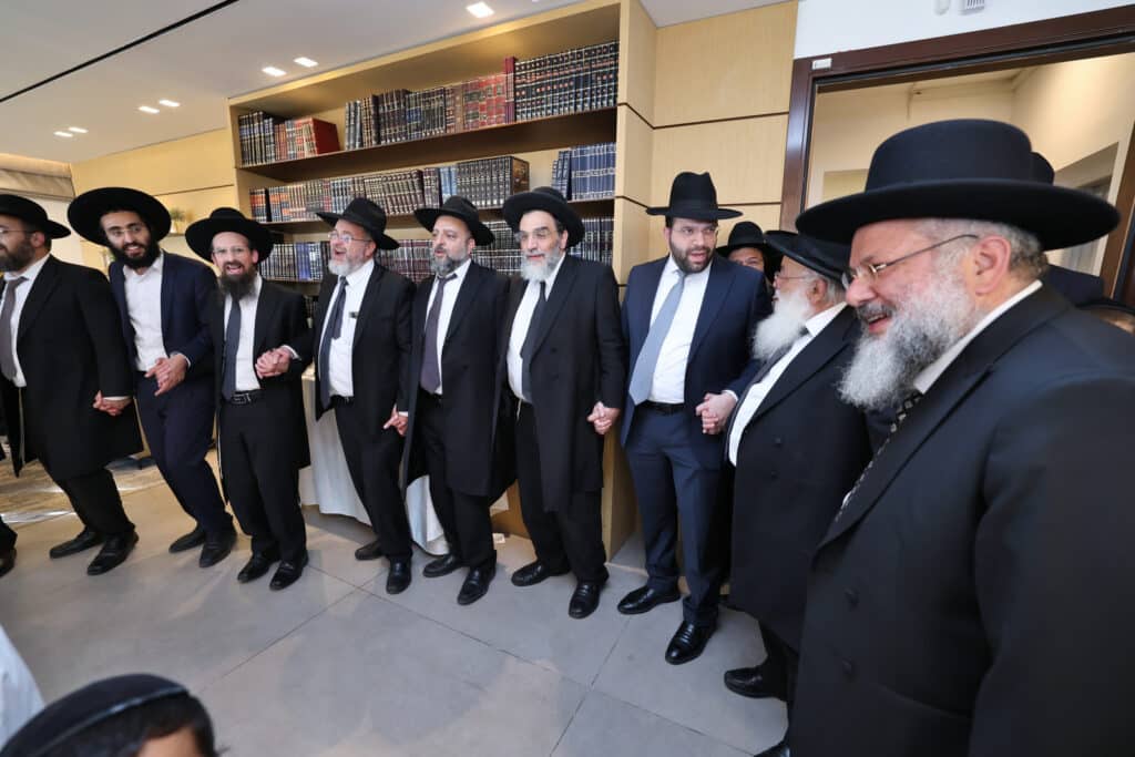 בישיבת הקיבוץ חגגו הכנסת ספר תורה חדש להיכל הישיבה