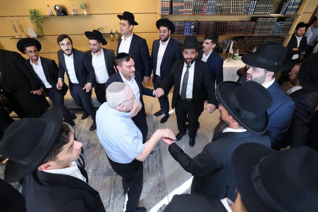 בישיבת הקיבוץ חגגו הכנסת ספר תורה חדש להיכל הישיבה