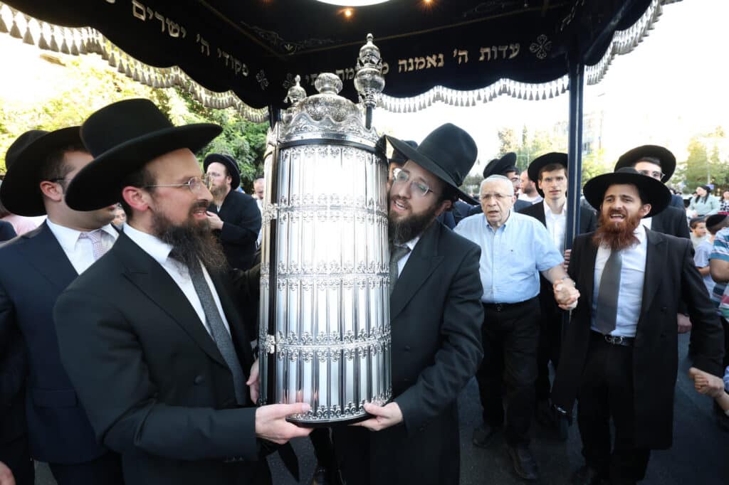 בישיבת הקיבוץ חגגו הכנסת ספר תורה חדש להיכל הישיבה