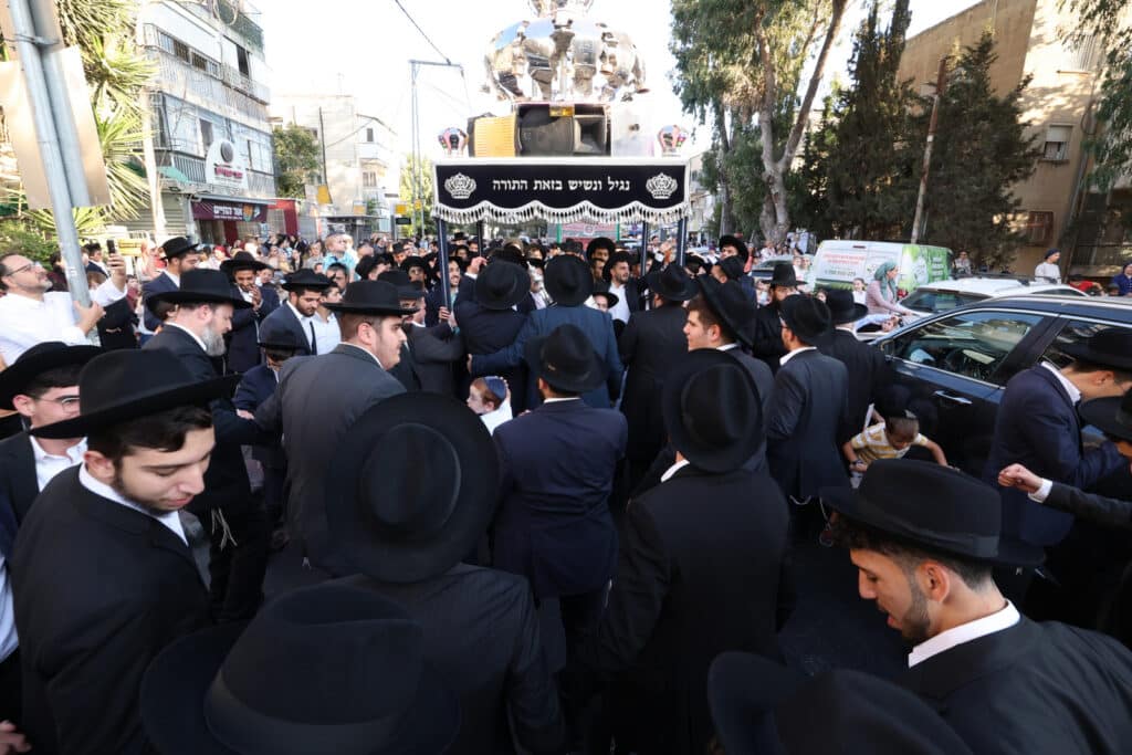 בישיבת הקיבוץ חגגו הכנסת ספר תורה חדש להיכל הישיבה