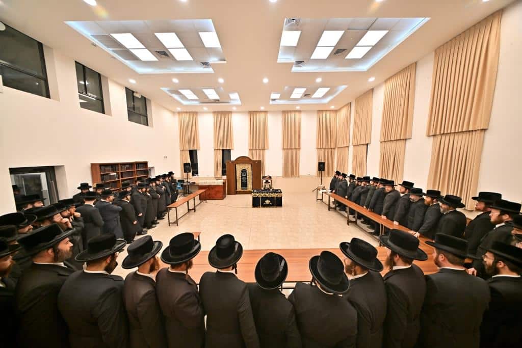 "וְיִתְּנוּ לְךָ כֶּתֶר מְלוּכָה": ראש השנה בחצר הקודש ויזניץ