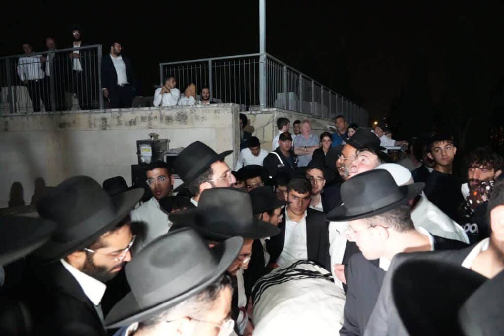 גלריה: אלפים ליוו למנוחות את הגאון רבי יעקב זכריה זצ"ל