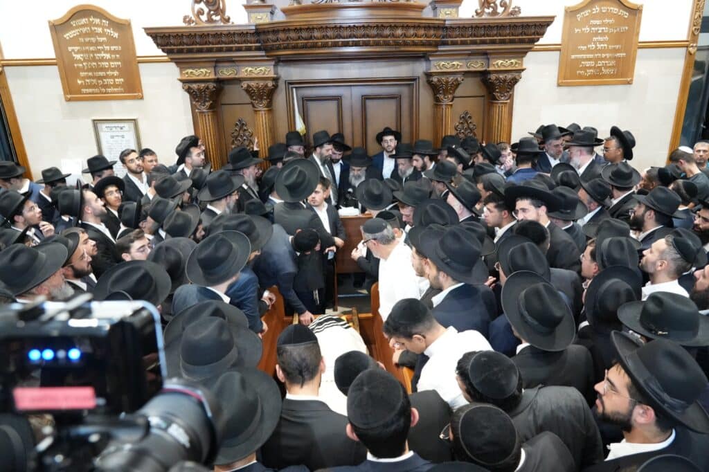 גלריה: אלפים ליוו למנוחות את הגאון רבי יעקב זכריה זצ"ל