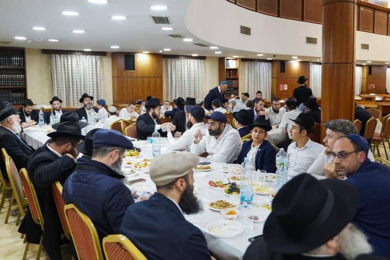 סליחות במוצאי מנוחה של יהודי מוסקבה בשלושה מוקדים