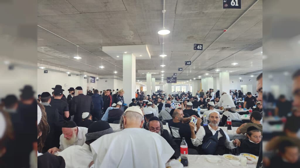 תיעוד מיוחד: עשרות אלפים הגיעו לציון הקדוש באומן