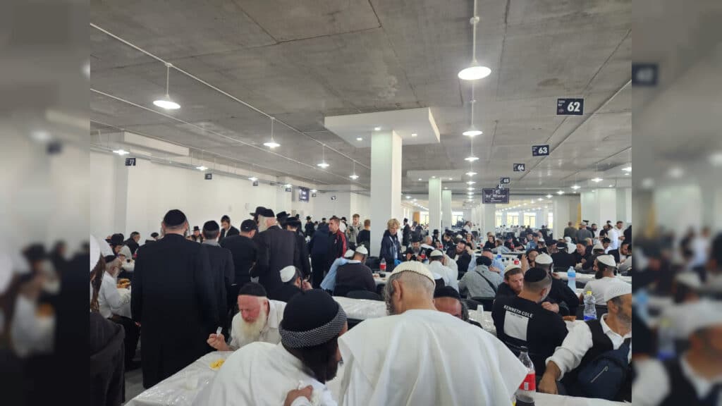 תיעוד מיוחד: עשרות אלפים הגיעו לציון הקדוש באומן