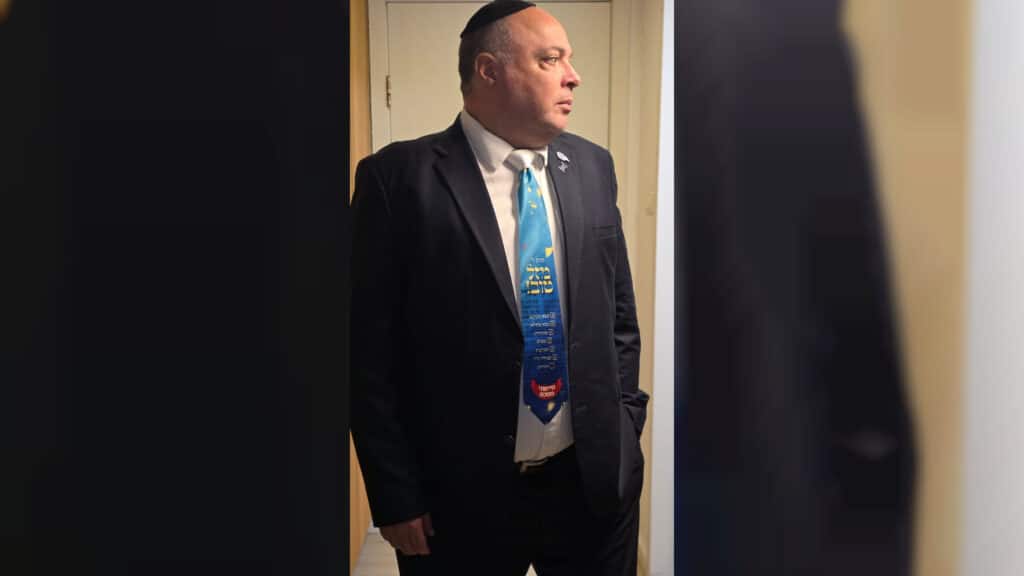 איצקוביץ': הבכיר החרדי שהתפטר והעניבה של היח"צן