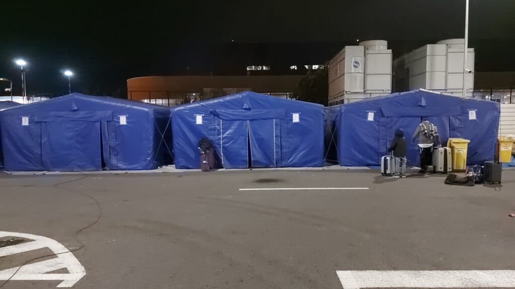 בחזור מאומן: אלפי חסידים נתקעו בגבול וישבתו ברומניה בחזור מאומן: אלפי חסידים נתקעו בגבול וישבתו ברומניה