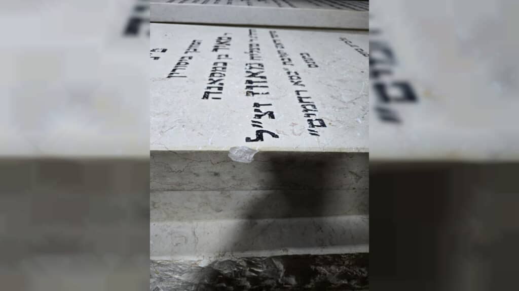 הלם בבני ברק: אלמונים השחיתו את מצבת מרן הגר''מ מאזוז