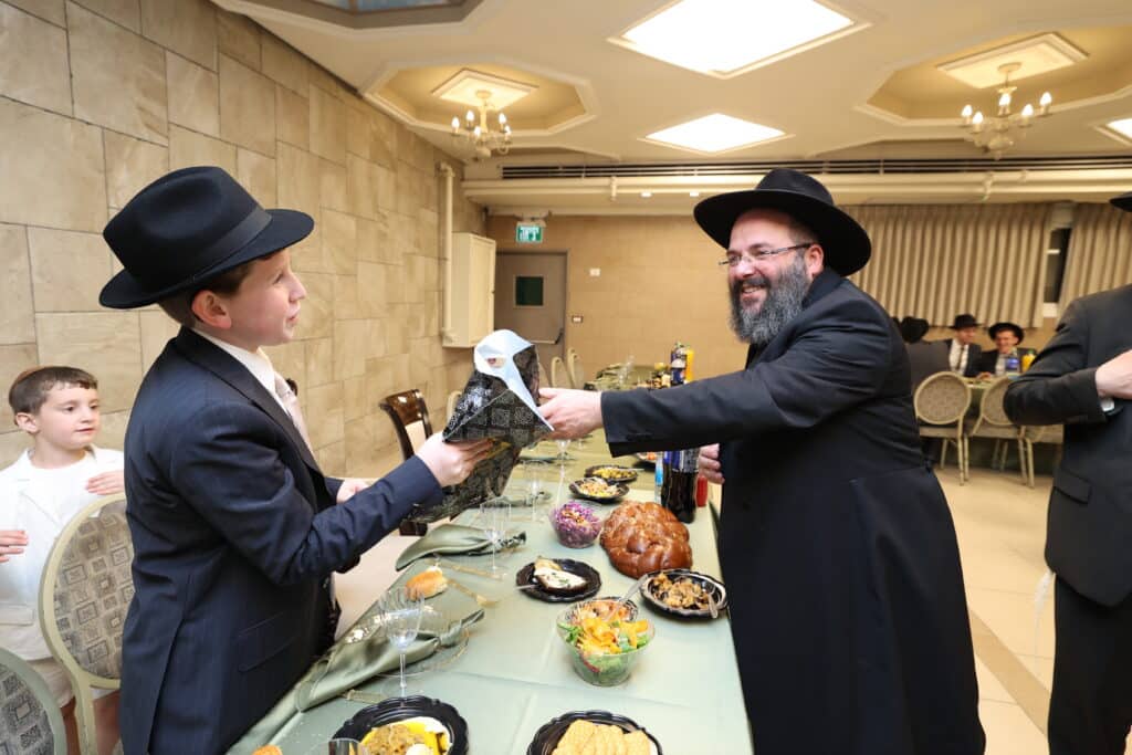 בנו של ראש הכוללים הגר"מ דינר חגג בר מצווה